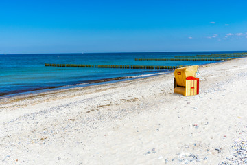 einsamer Strandkorb am Strand Ostsee