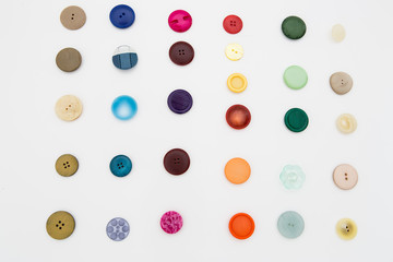 Vari bottoni colorati per sartoria 