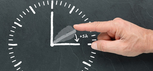 Heure d'été à la craie sur ardoise © lefebvre_jonathan