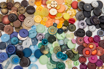 Vari bottoni colorati per sartoria 