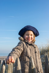 enfant sur la plage en hiver