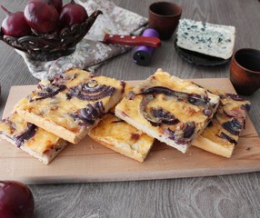 Tart flambee with purple onions, bacon and apples (Flammkuchen), selective focus