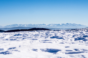 Zimowy górski krajobraz i widok na Tatry z daleka