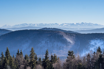 Zimowy górski krajobraz i widok na Tatry z daleka