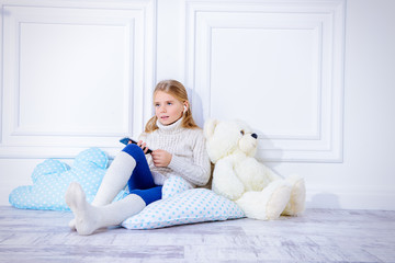 child with smartphone