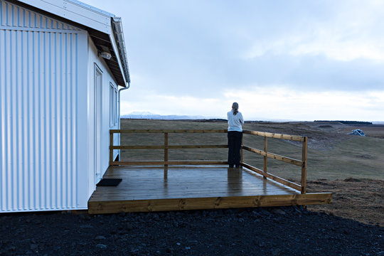 Mujer observando el amanecer en Islandia.