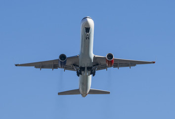Flugzeug started vor blauem Himmel