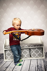 vor Wut die Gitarre zerstören