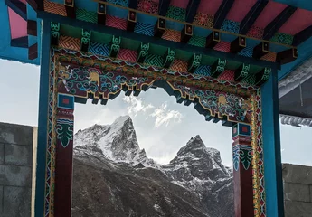 Foto auf Acrylglas Lhotse Buddhistisches religiöses Symbol (Tor) am Eingang zum Dorf Periche - Nepal, Himalaya
