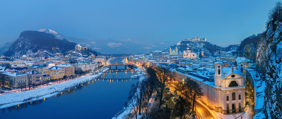Naklejka premium Blick auf Salzburg Stadt im Winter - Abendstimmung