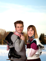 Eislaufen - Paar mit Schlittschuhen outdoor