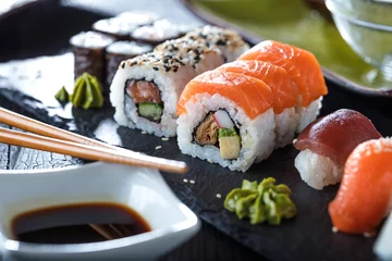 Foto op Plexiglas Verschillende soorten sushi © karepa