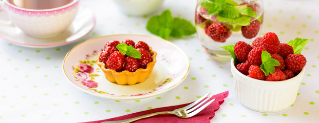 Cupcakes with raspberries