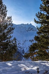 красивый вид на снежные горы, заповедный лес, зимний пейзаж, природа Северного Кавказа