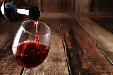 Vin rouge verser de la bouteille