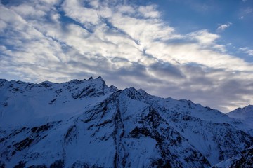 красивый вид, горы Северного Кавказа, облачное небо, снежные вершины, зимний пейзаж