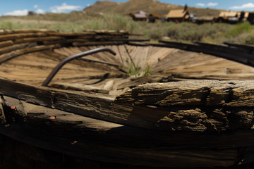 Obraz premium Broken remains of Old West buildings in the high desert of Bodie, California