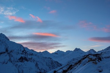 вечернее небо над снежными вершинами, горы Северного Кавказа