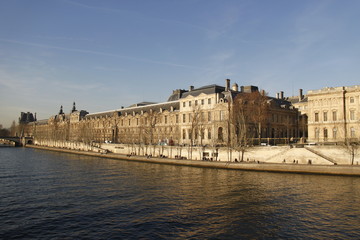 Fototapeta na wymiar Quai de Seine et le Louvre à Paris