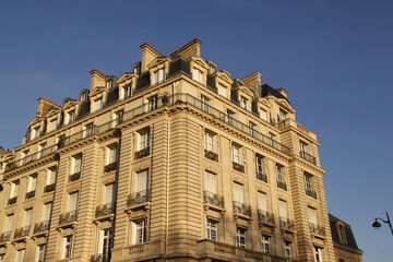 Fototapeta na wymiar Immeuble ancien au coucher de soleil à Paris
