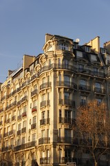 Fototapeta premium Immeuble ancien au coucher de soleil à Paris