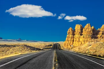 Papier Peint photo autocollant Route 66 sur la route dans le désert de rochers et de montagnes aux États-Unis dans l& 39 Utah avec ciel bleu et nuages