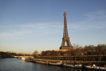 Fototapeta na wymiar Tour Eiffel et la Seine en hiver à Paris
