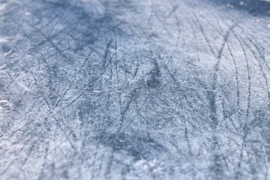 schlittschuhspuren auf dem eis II
