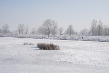 Winterlandschaft am zugefrorenen See
