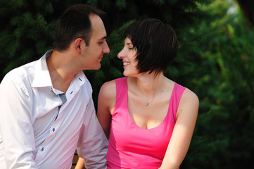 Obraz premium happy couple sitting outdoors