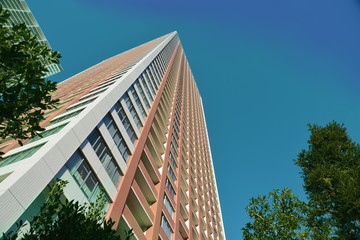 青空と高層マンション