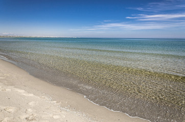 Un meraviglioso mare limpido e cristallino