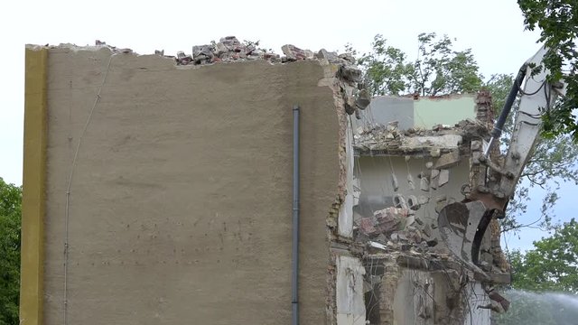 Haus Abriss mit Bagger, Brandenburg, Deutschland