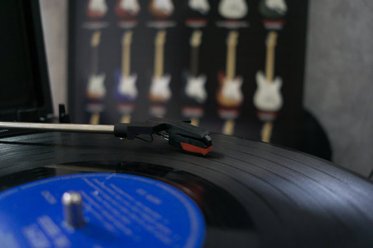 Antigo disco de vinil em um gramofone