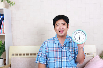 時計を持つ笑顔の男性