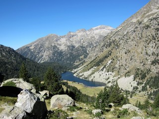 Fototapeta na wymiar mountain scenery with lake