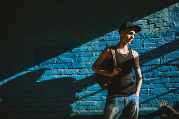 Obraz premium teenager walk with backpack