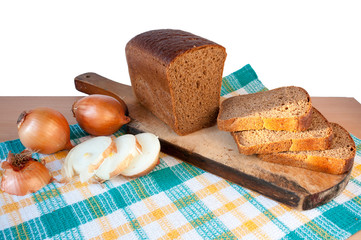 Black sliced bread on a board and onions