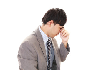 頭痛に悩む男性