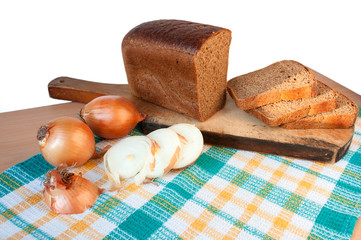 Black sliced bread on a board and onions