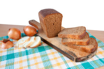 Black sliced bread on a board and onions