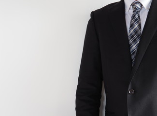 スーツを着た男性の胴体