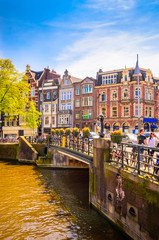 Traditionelle alte Gebäude und und Boote in Amsterdam, Niederlande