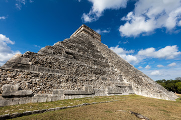 Fototapeta na wymiar El Castillo, a.k.a the Temple of Kukulkan, a Mesoamerican step-pyramid at the center of the Chichen Itza archaeological site in Yucatan, Mexico, considered to be one of the New 7 Wonders of the World