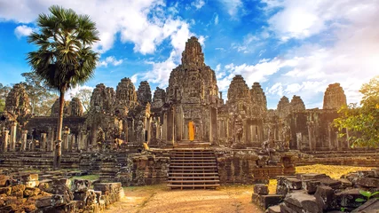 Fototapete Anbetungsstätte Alte Steingesichter bei Sonnenuntergang des Bayon-Tempels, Angkor Wat, Siem Reap, Kambodscha.