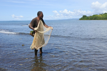 Indigenous Fijian fisherman fishing with a  Fishing net in Fiji © Rafael Ben-Ari