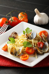 Spaghetti with fresh clams and tomato