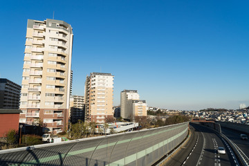 マンションと高速道路