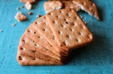 biscuit layer on the wood table