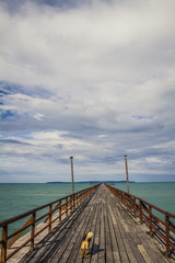 Obraz premium Wood pier heading to the sea